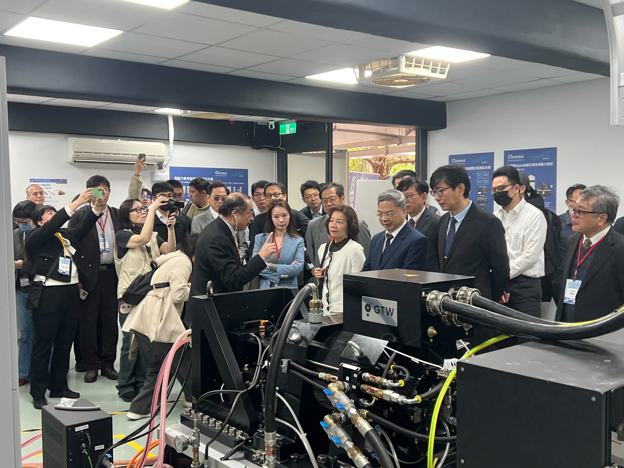 教育部楊玉惠司長、經濟部龔明鑫部長及產業代表參訪動力系統測試實驗室_0_大圖