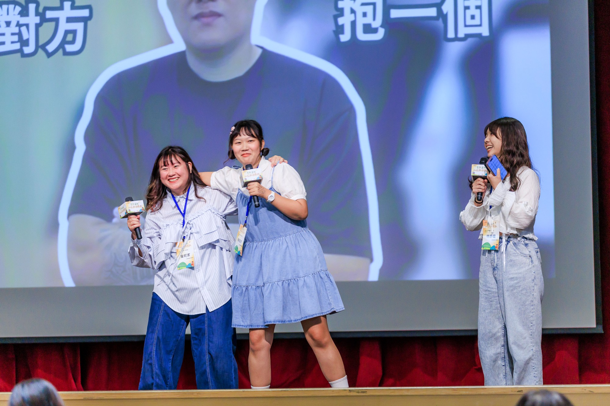 曾莉家(左)、楊嫚妮(中)及林妤庭(右)在青年署舉辦的成果競賽以活潑生動的表演展現體驗過程，榮獲全國亞軍.JPG_大圖