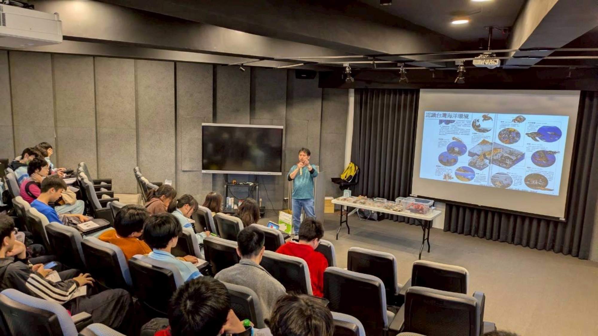 臺灣海洋環境教育推廣協會林勝吉老師擔任講師，主題為「踏浪尋蟹記」。_大圖