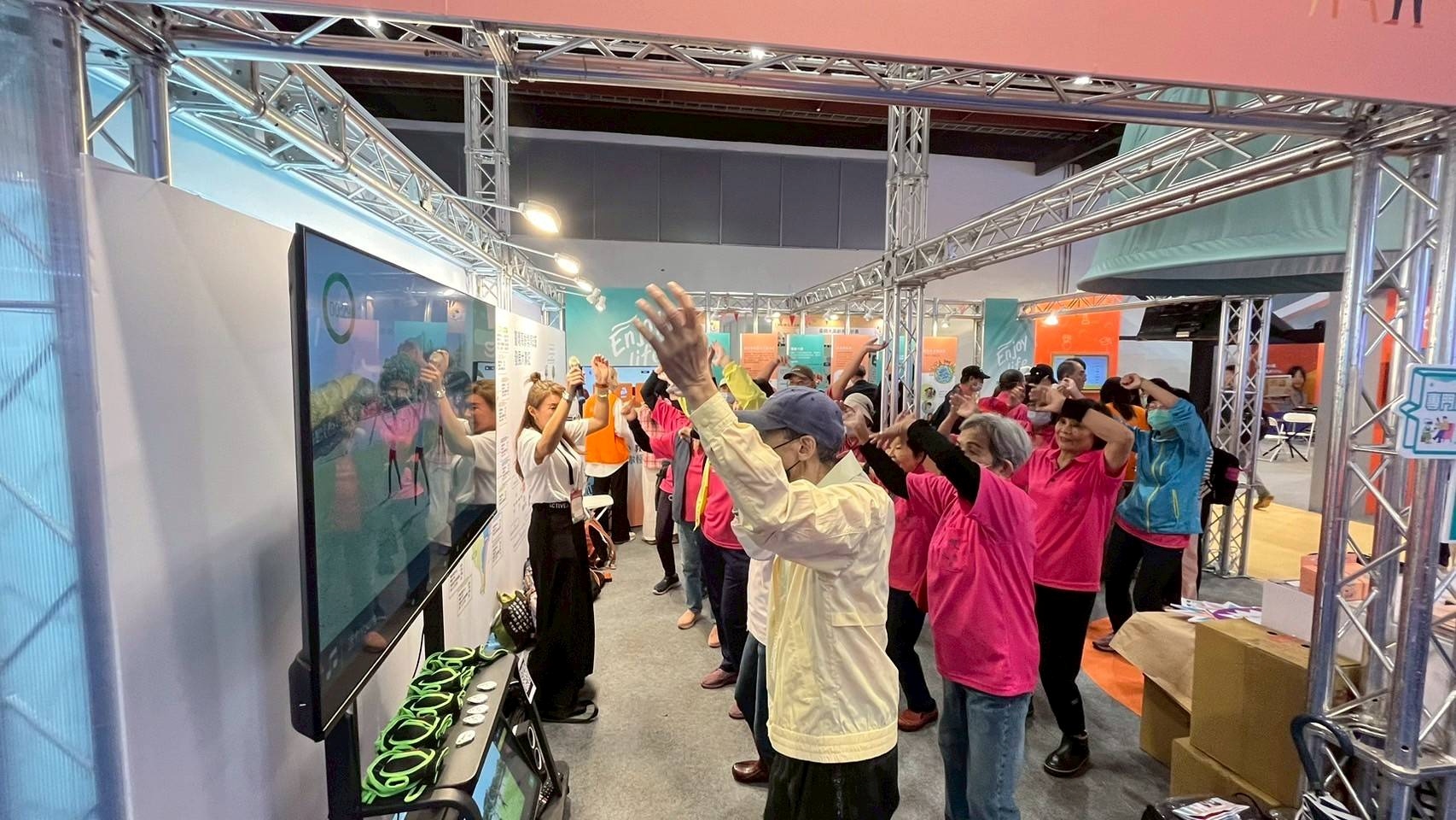 教育部「教你懂生活」展攤提供樂齡大學數位科技設備供民眾體驗3_大圖