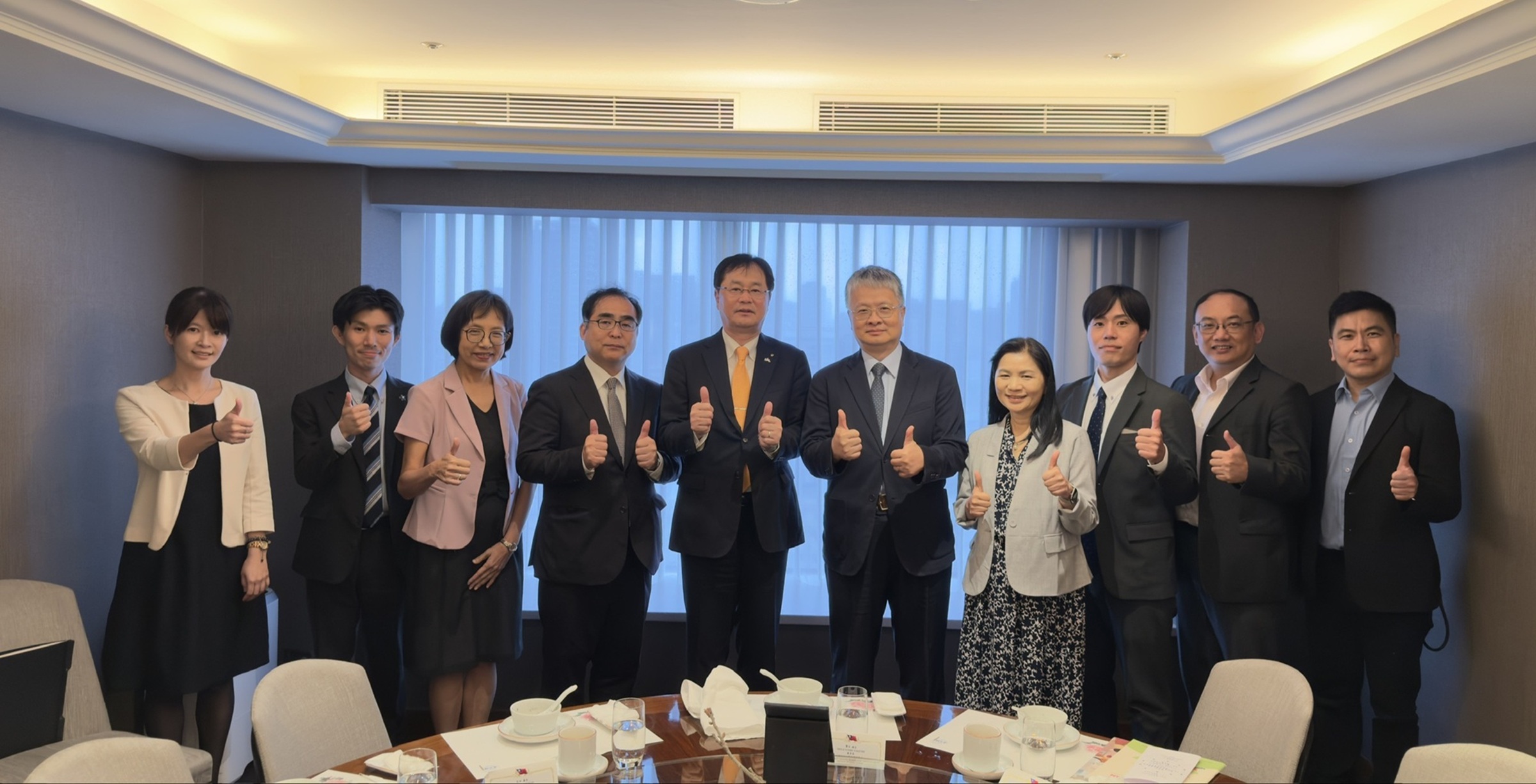 教育部劉國偉政務次長宴請日本山口縣教育委員會繁吉健志教育長一行3人合影_大圖