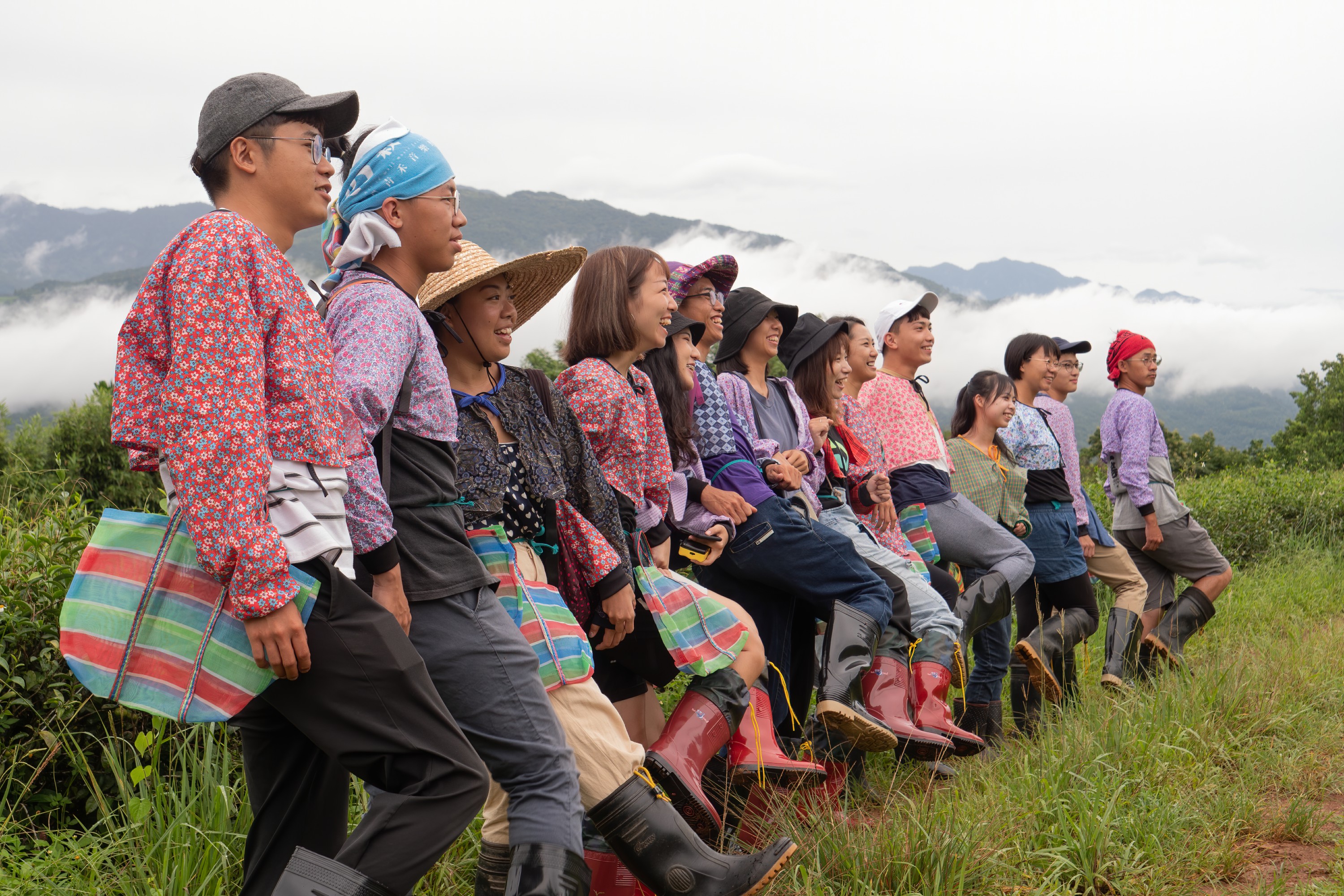 參與活動青年佩帶臺灣傳統茄芷袋，於瑞穗迦納納部落開心合影_大圖