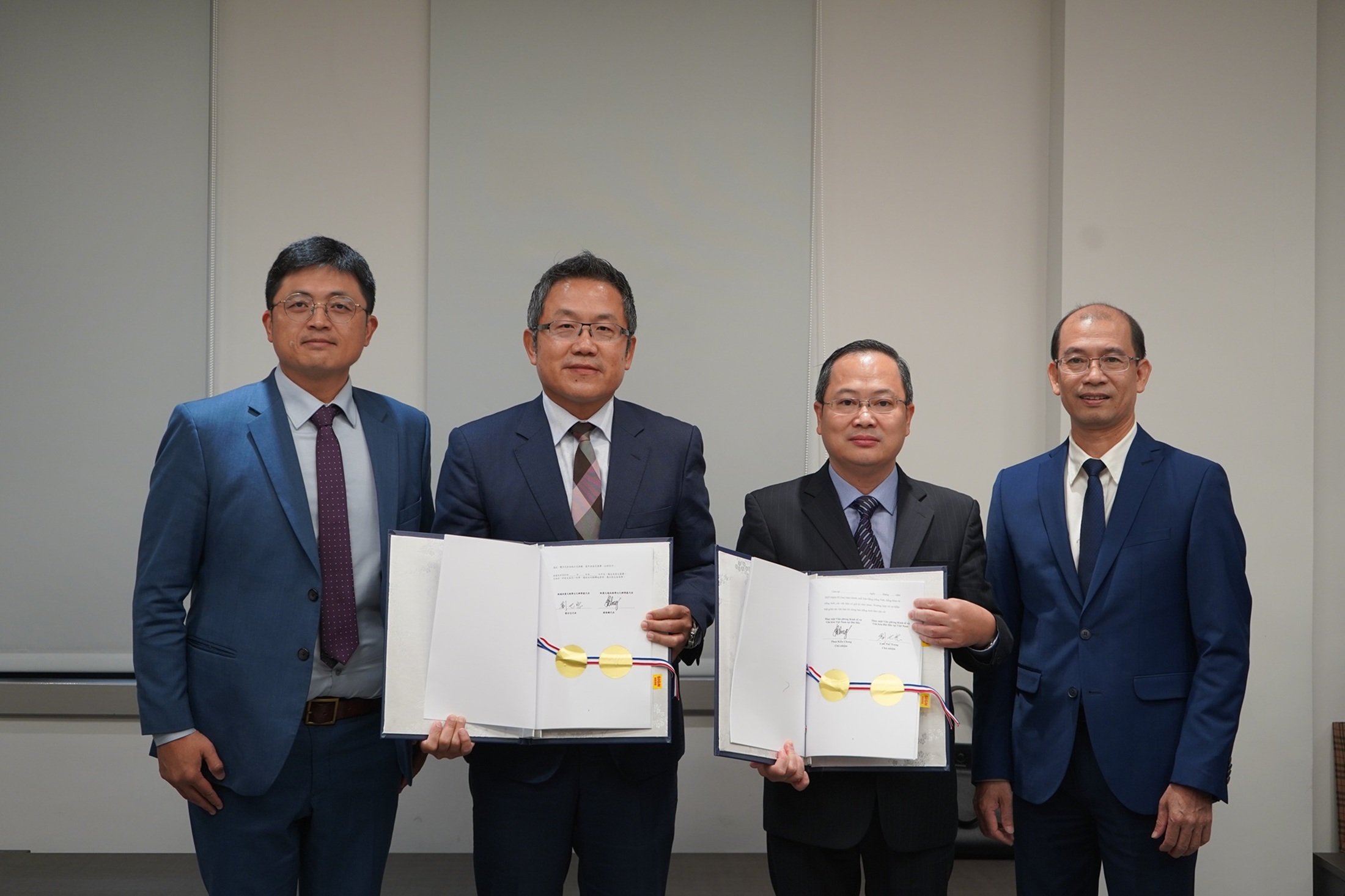 (由左至右)教育部林伯樵主任秘書、駐越南台北經濟文化辦事處劉世忠大使、駐台北越南經濟文化辦事處潘喬鍾代表及越方官員簽約合照.JPG_大圖