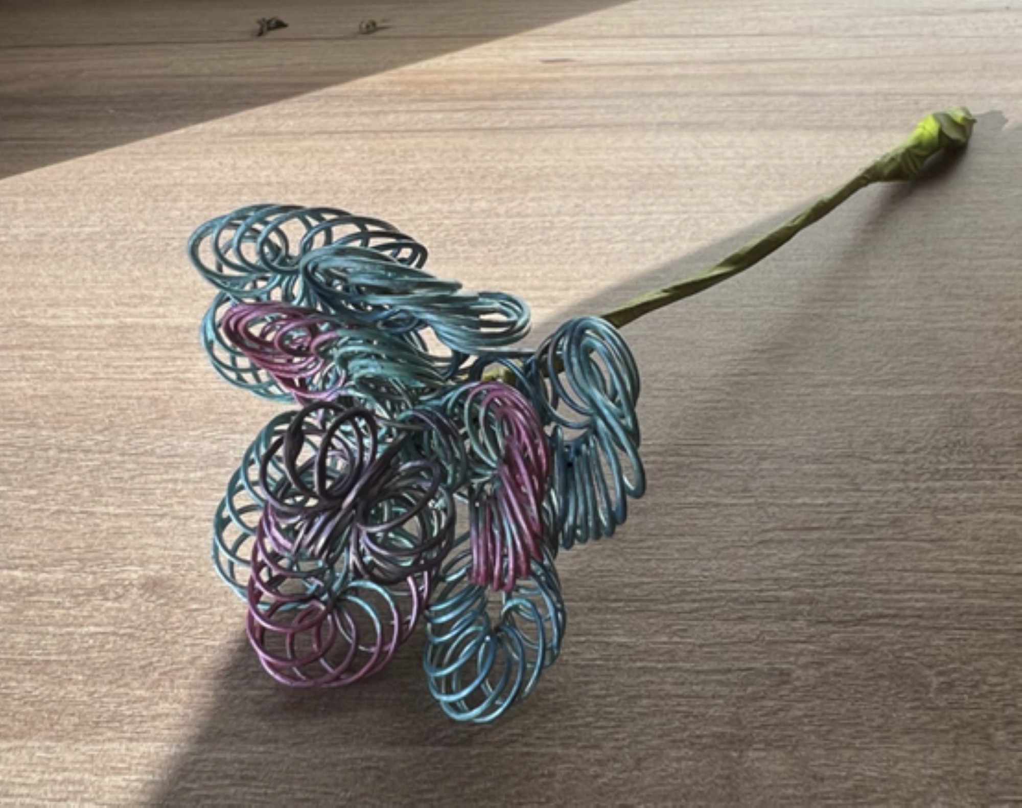 學生藉由鐵絲花創作抒發情緒_大圖