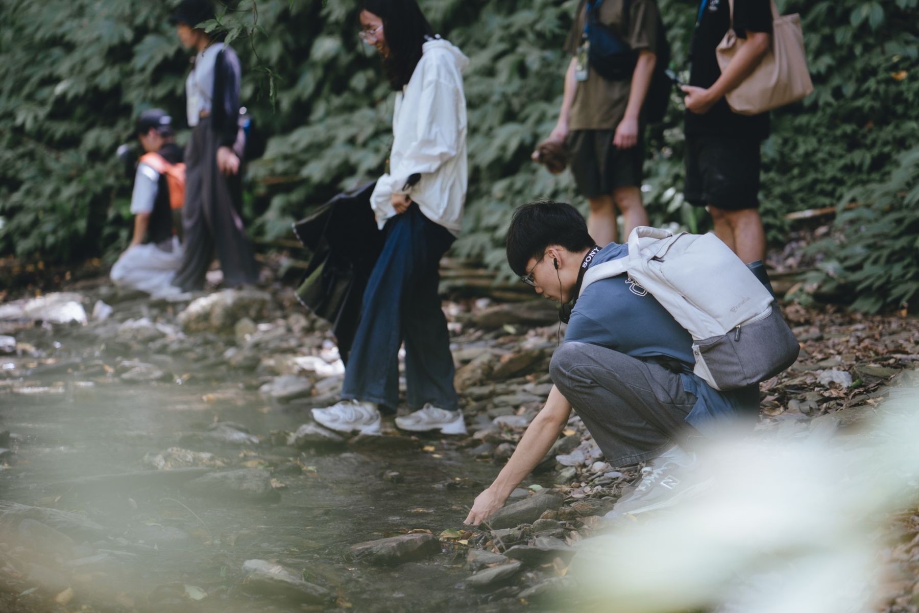 青聚點「美得冒泡」帶領學員探索阿里史溪流域，共同採集自然物件。_大圖