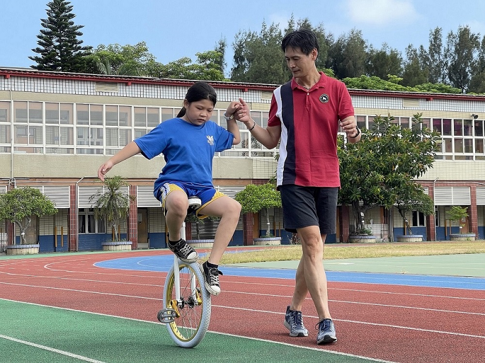 張哲溢指導學生騎獨輪車，透過肢體協調可觸發大腦跟小腦的學習_大圖