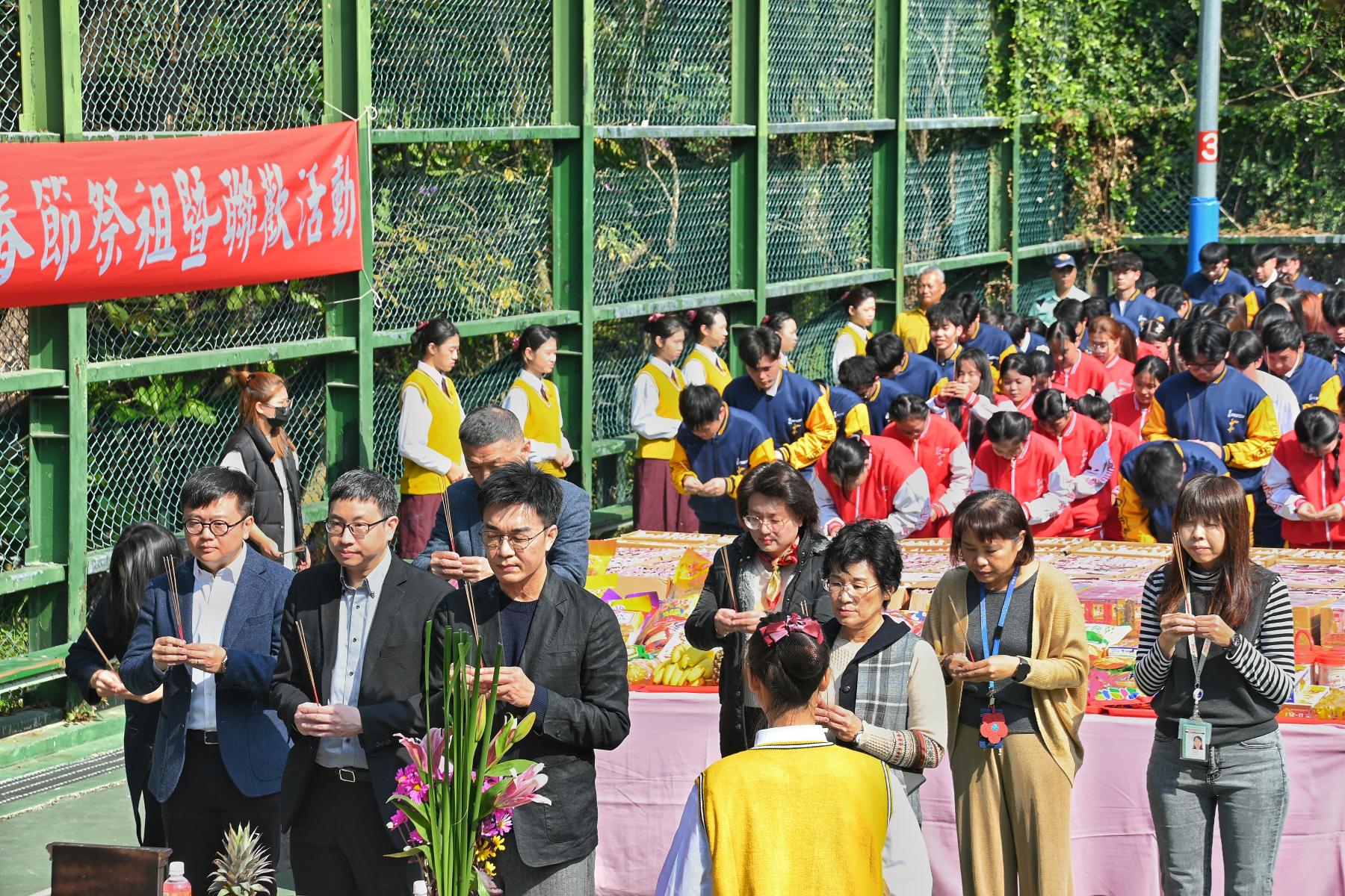 祭祖活動以華人傳統模式追念祖先，藉以表達對祖宗先輩的感恩之情，圖為中山工商校長李昱平（前中）一起率來賓、師生參與活動。_大圖